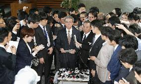 Abe, Okinawa governor remain apart over Futenma relocation