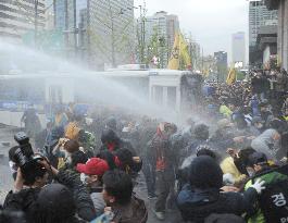 Protesters, riot police clash in Seoul