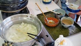 Nara group reproduces "udon" in manner started in Heian period
