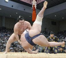 Hakuho marks return with win, Kakuryu shocked on 1st day of Kyushu sumo