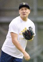 Tanaka shows signs of recovery from elbow injury
