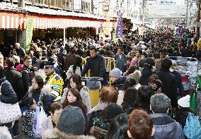 Tsukiji Outer Market crowded at year-end