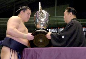 Hakuho stuns Asashoryu in playoff to win spring sumo