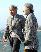 (2)Emperor Akihito, Empress Michiko in Hayama