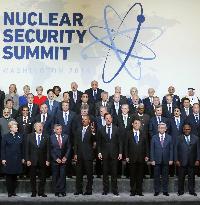 Leaders vow to keep nuclear materials from terrorists