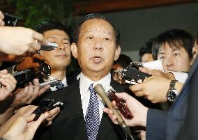 Abe eyes replacing injured LDP secretary general with veteran Nikai