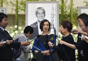 Farewell ceremony for lyricist, broadcast script writer Rokusuke Ei