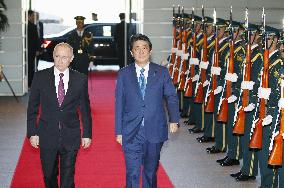 Abe, Putin discuss economic cooperation in 2nd round of talks