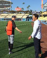 Ex-major leaguer Kuroda meets with Ichiro at Dodger Stadium