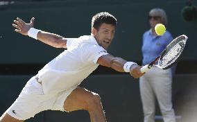 Djokovic reaches last 16 at Wimbledon tennis