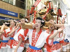 80 women carry 200-kg portable shrines