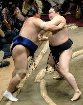 Yokozuna Asashoryu remains unbeaten at summer sumo tourney