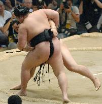 Asashoryu steams on at Nagoya sumo tourney