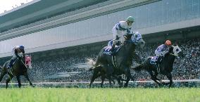 (1)Hishi Miracle gallops to Tenno-sho win