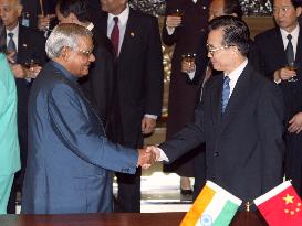 (2)Indian and Chinese premiers meet in Beijing