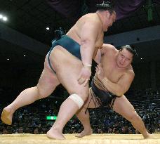 Asashoryu rolls over Iwakiyama, stays perfect at Kyushu sumo