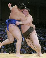 Yokozuna Hakuho takes lead at Kyushu sumo