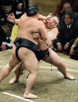 Asashoryu stays 1 win clear at New Year basho