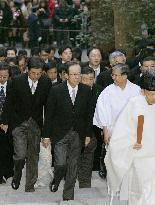 Fukuda visits Ise Jingu shrine