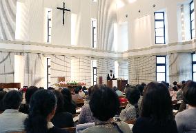 Mass held under 'A-bombed cross' at Hiroshima church