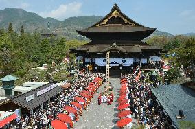 Zenkoji temple holds "Chunichi-teigi Daihoyo" services