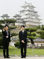 Prince Akishino visits Himeji Castle, western Japan