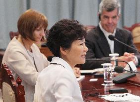 S. Korean President Park discusses MERS with world health experts