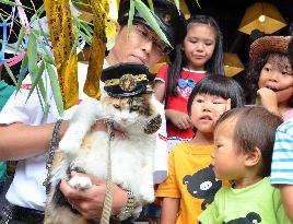 Children miss cat stationmaster Tama in Japan