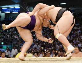 Terunofuji beats Kaisei at Nagoya sumo
