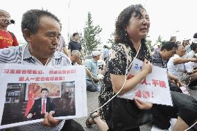 Kin of Chinese passengers on missing plane protest against Malaysia