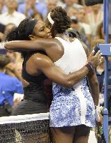 Serena edges Venus in U.S. Open quarterfinal