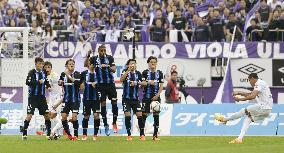 Hiroshima beat Gamba to close in on 2nd stage title
