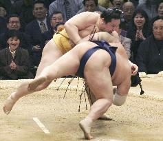 Asashoryu continues winning ways at spring sumo