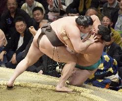 Hakuho remains unbeaten at New Year sumo tournament