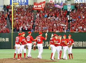 Baseball: Carp beat Giants to see magic number lit at 20