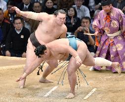Sumo: Hakuho retains share of lead with win No. 1,001