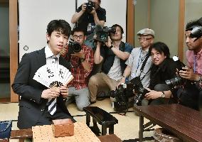 Youngest shogi pro Fujii extends winning streak to 23