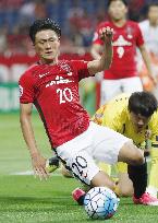 Soccer: Reds striker Lee sidelined with knee injury