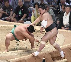 Yokozuna Harumafuji beaten on opening day of Nagoya sumo