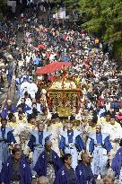 800 march through Nikko street
