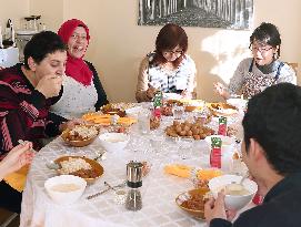 Home-style cooking at foreigners' homes being popular