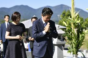 Japan PM Abe visits father's grave