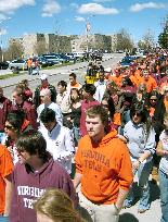 Virginia Tech students mourn shooting victims