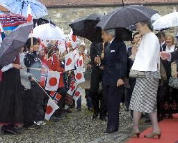 (2)Emperor, empress meets Norwegian citizens