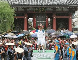 (6)Runners relay Olympic torch in Tokyo