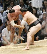 Yokozuna Asashoryu beats Aran at Nagoya sumo
