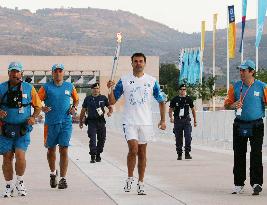 (1)Olympic torch heads for Athens