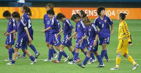 (2)Japan's women soccer team into quarterfinals, despite loss