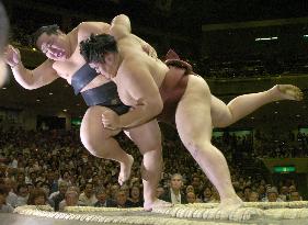 Asashoryu beaten by Futeno on 1st day at Autumn sumo