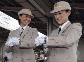 (2)4 female drivers debut on Tokaido Shinkansen bullet trains